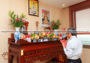 An nhập lư hương lên bàn thờ gia tiên